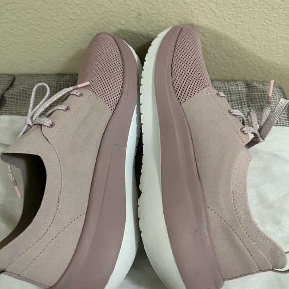 Oofos sneaker size 10 - Picture 9 of 13